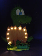 Lade das Bild in den Galerie-Viewer, Stehlampe: Dino im Ei aus Holz
