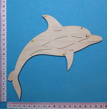 Lade das Bild in den Galerie-Viewer, Delphin springend aus Holz
