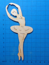 Lade das Bild in den Galerie-Viewer, Ballerina aus Holz 5. Position
