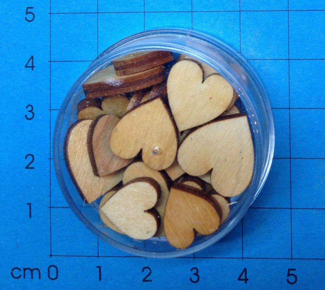 kleine symmetrische Herzen aus Holz in Dosen