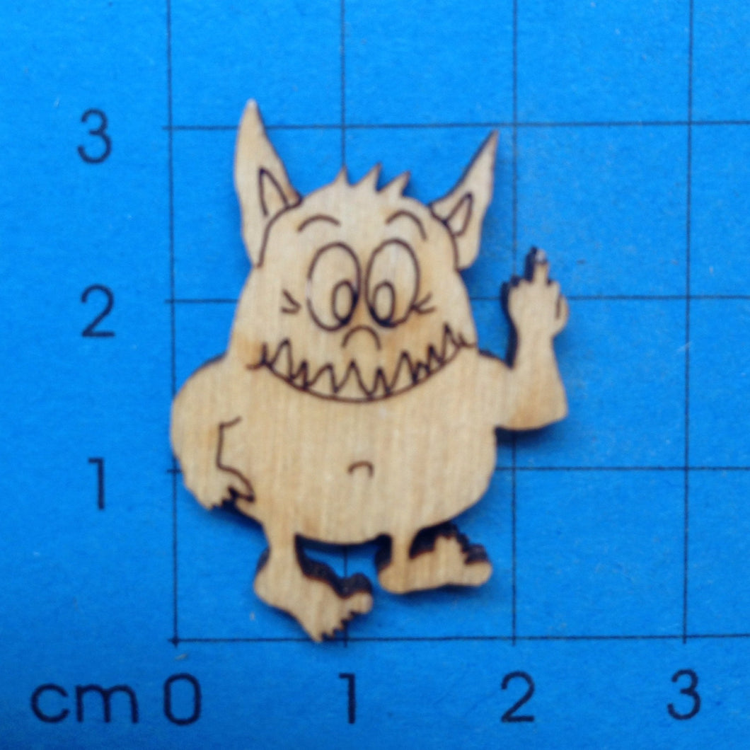 Monster mit Stinkefinger aus Holz